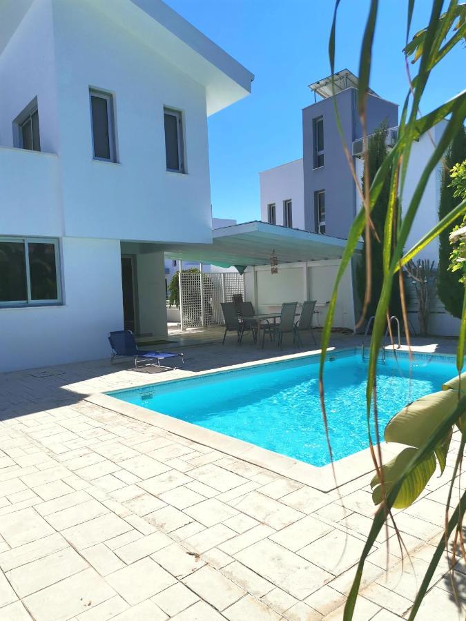 פרבוליה Colonial Villa 32 מראה חיצוני תמונה
