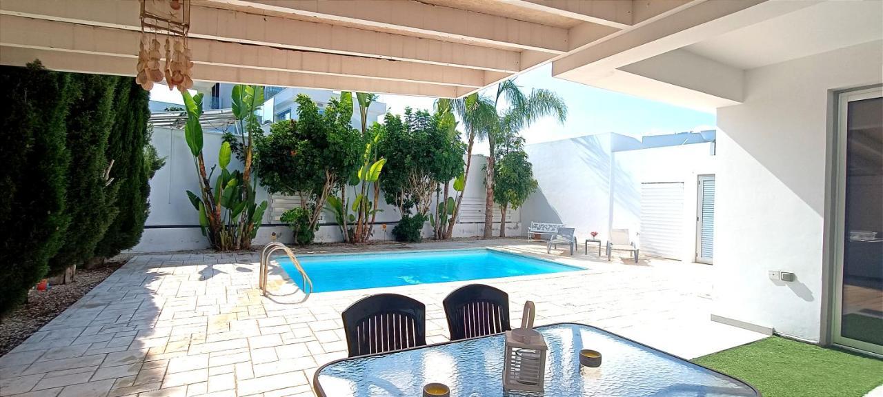 פרבוליה Colonial Villa 32 מראה חיצוני תמונה